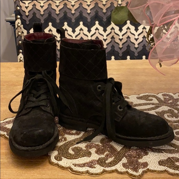 ✨🌿Like New y’all🌿✨Chanel combat boots - Picture 1 of 6